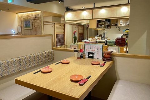 明るく開放的なテーブル席
